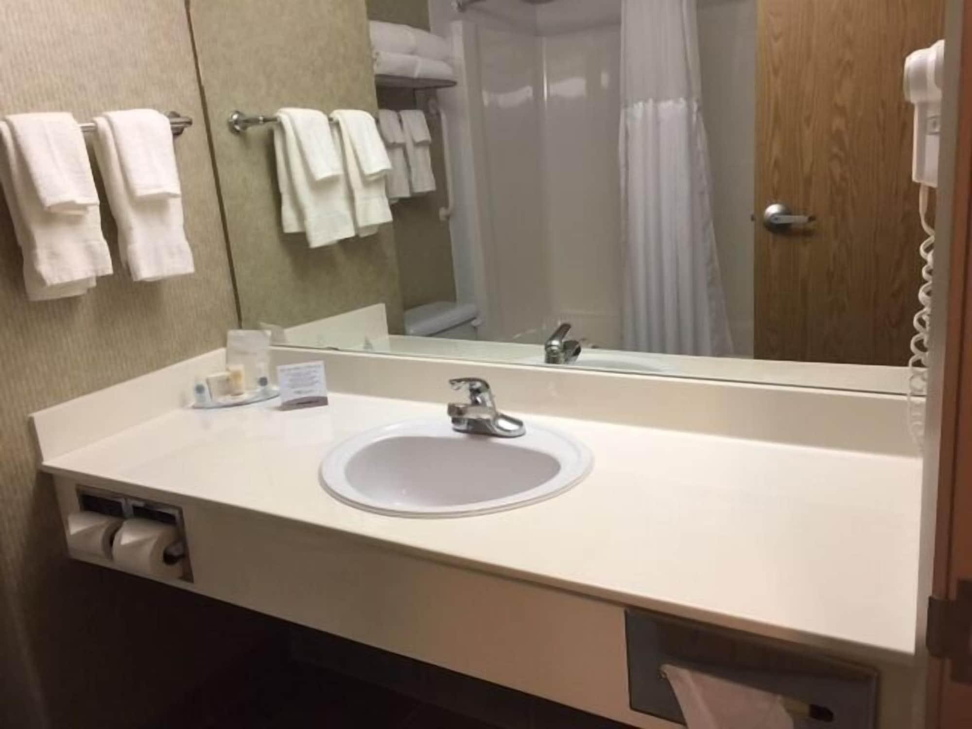 Comfort Inn & Suites Salmon Arm Esterno foto