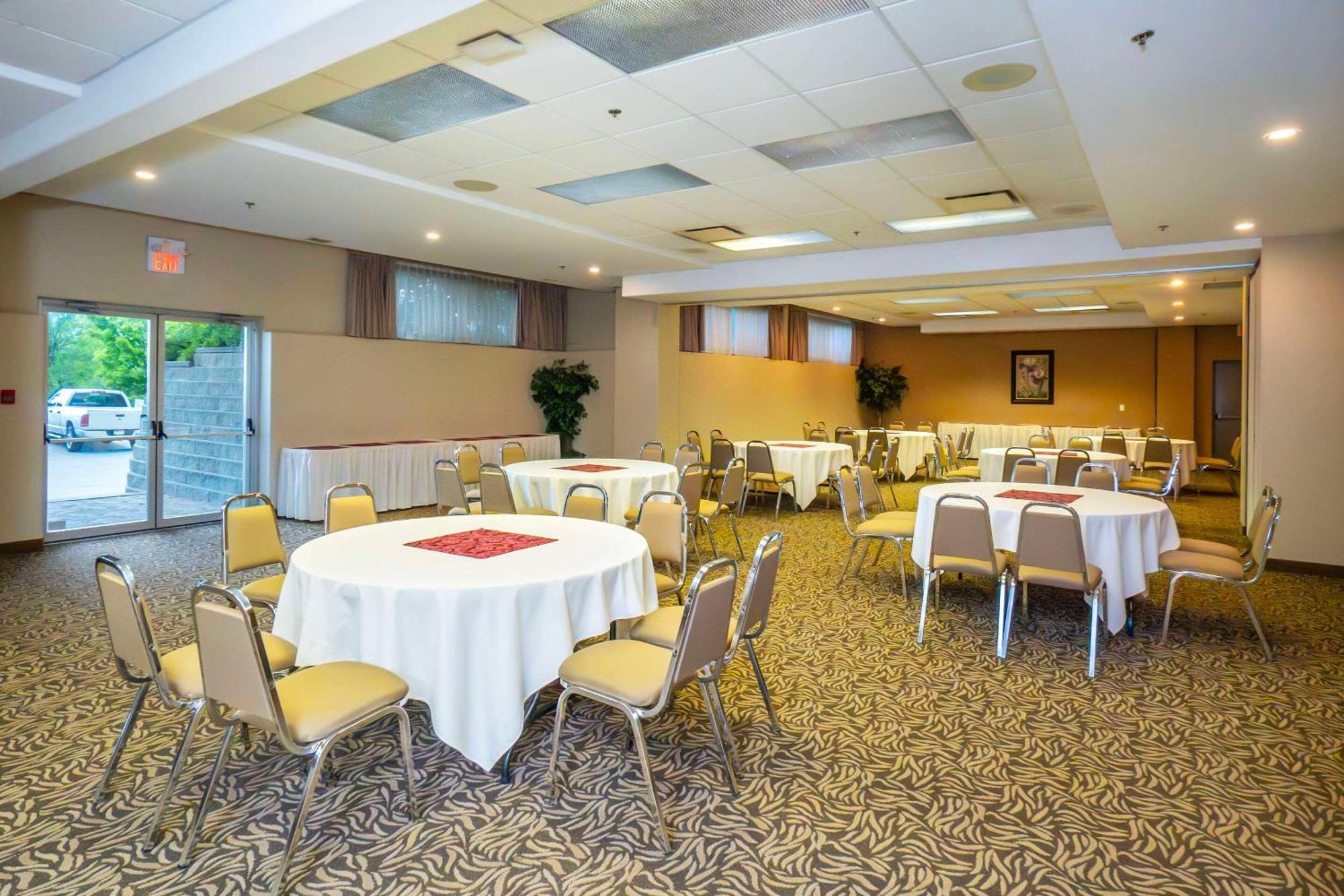 Comfort Inn & Suites Salmon Arm Esterno foto