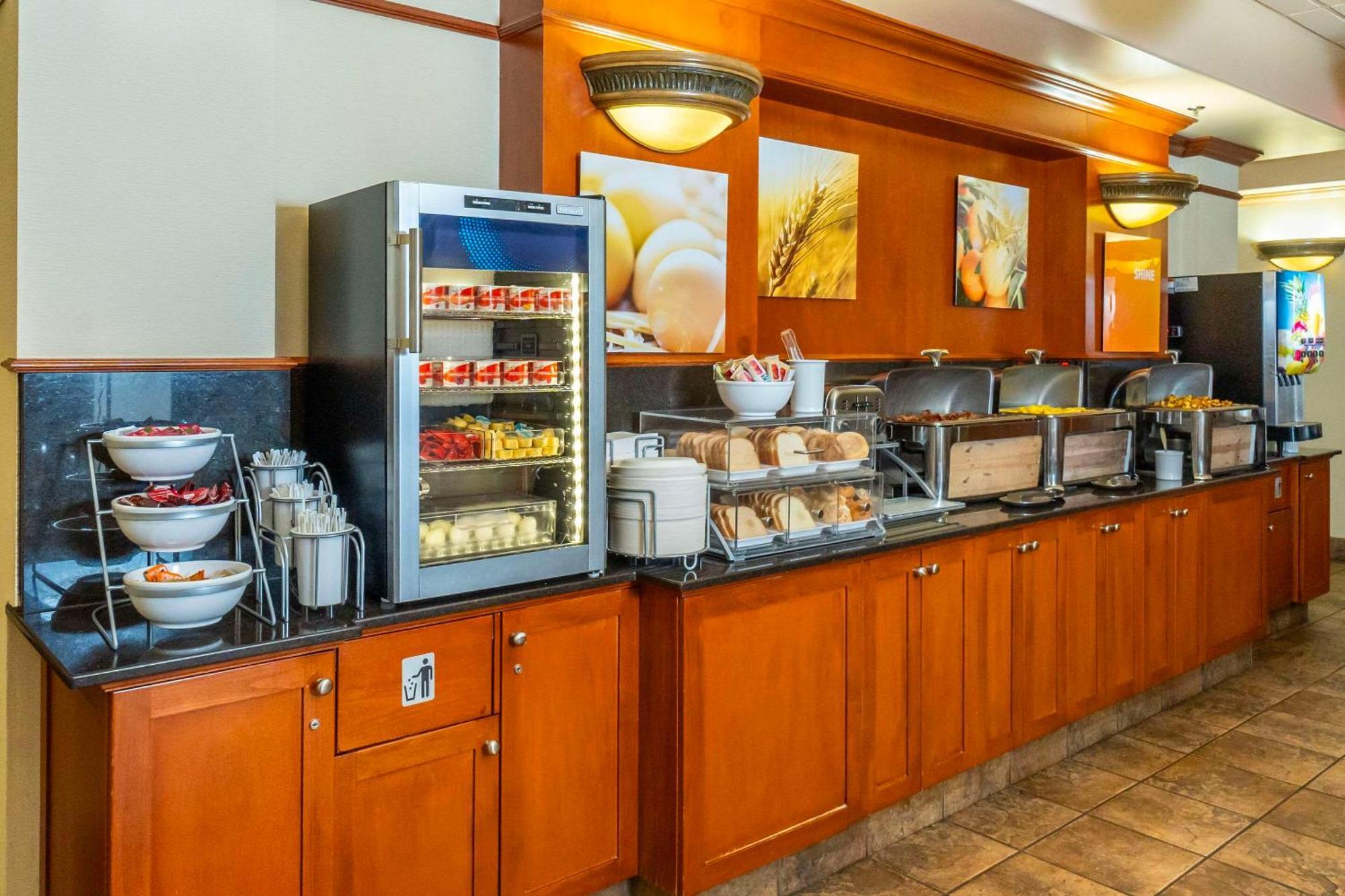 Comfort Inn & Suites Salmon Arm Esterno foto