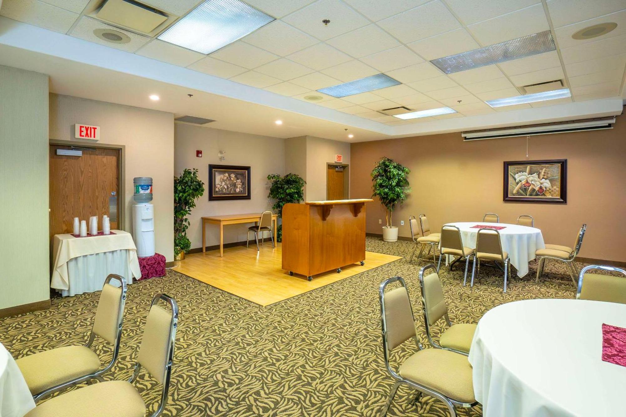 Comfort Inn & Suites Salmon Arm Esterno foto