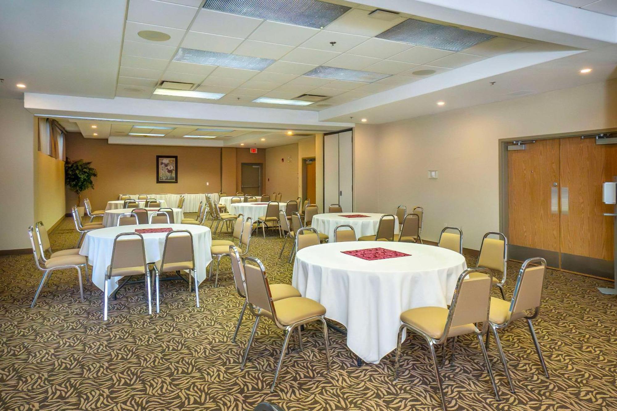 Comfort Inn & Suites Salmon Arm Esterno foto