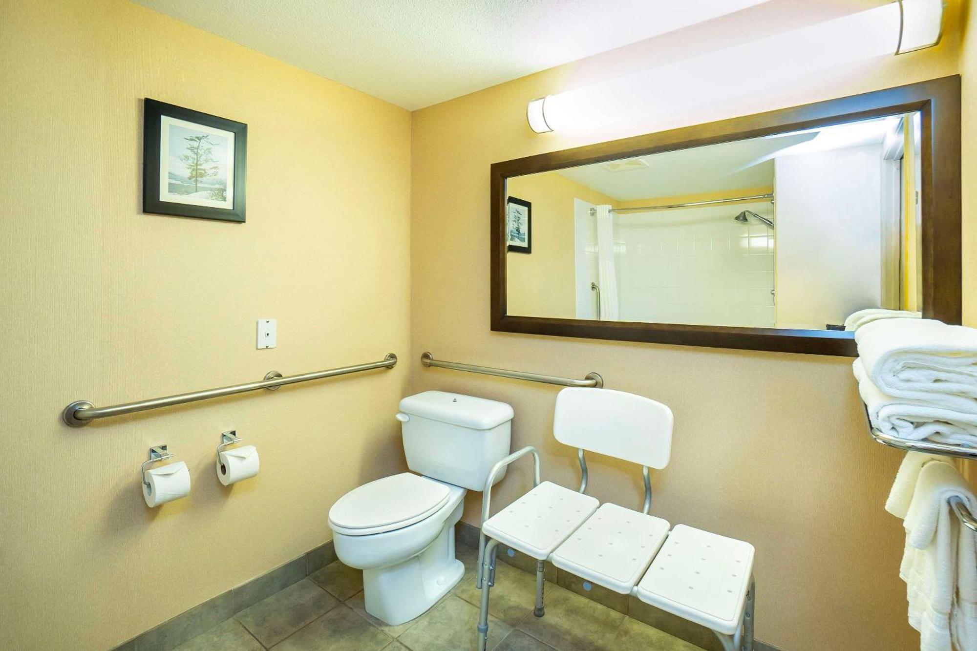 Comfort Inn & Suites Salmon Arm Esterno foto